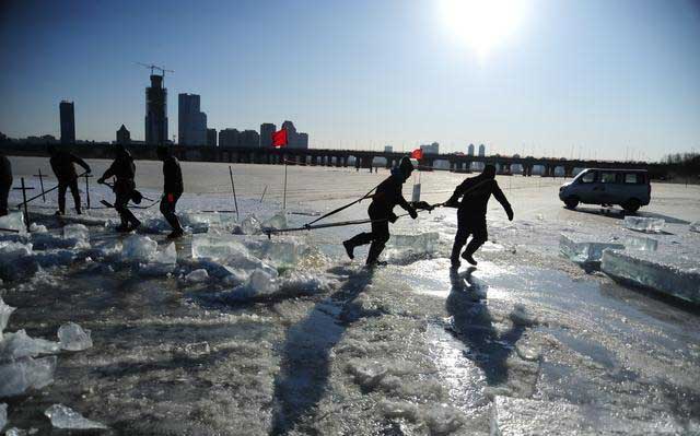 哈爾濱(bin)冬季采冰 采(cai)冰工具
