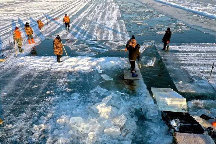 哈爾濱(bin)冬季采冰 采(cai)冰工具