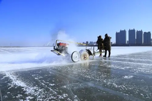哈爾濱(bin)冬季采冰 采(cai)冰工具